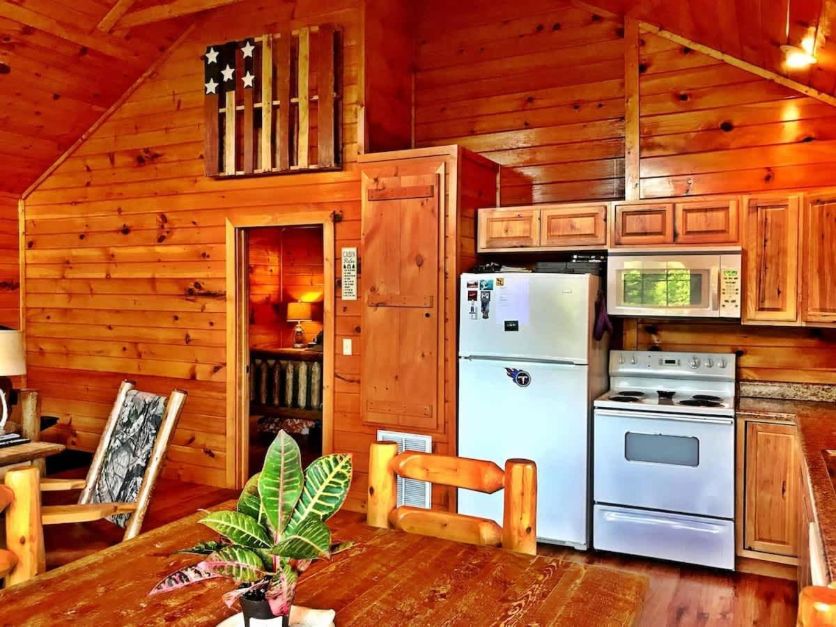 Secluded Cabin Near Smoky Mountains. Hot Tub! Honeymoon! Sevierville Exterior photo