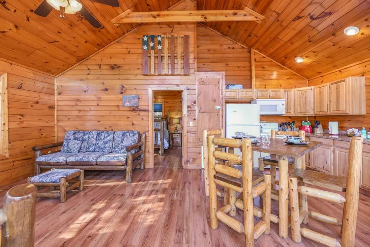 Secluded Cabin Near Smoky Mountains. Hot Tub! Honeymoon! Sevierville Exterior photo