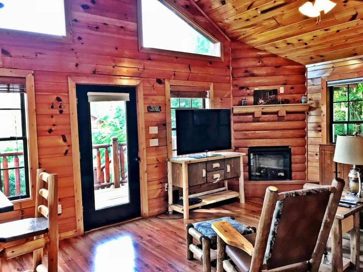 Secluded Cabin Near Smoky Mountains. Hot Tub! Honeymoon! Sevierville Exterior photo