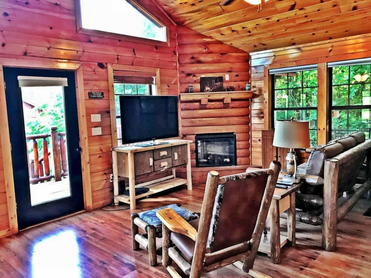 Secluded Cabin Near Smoky Mountains. Hot Tub! Honeymoon! Sevierville Exterior photo